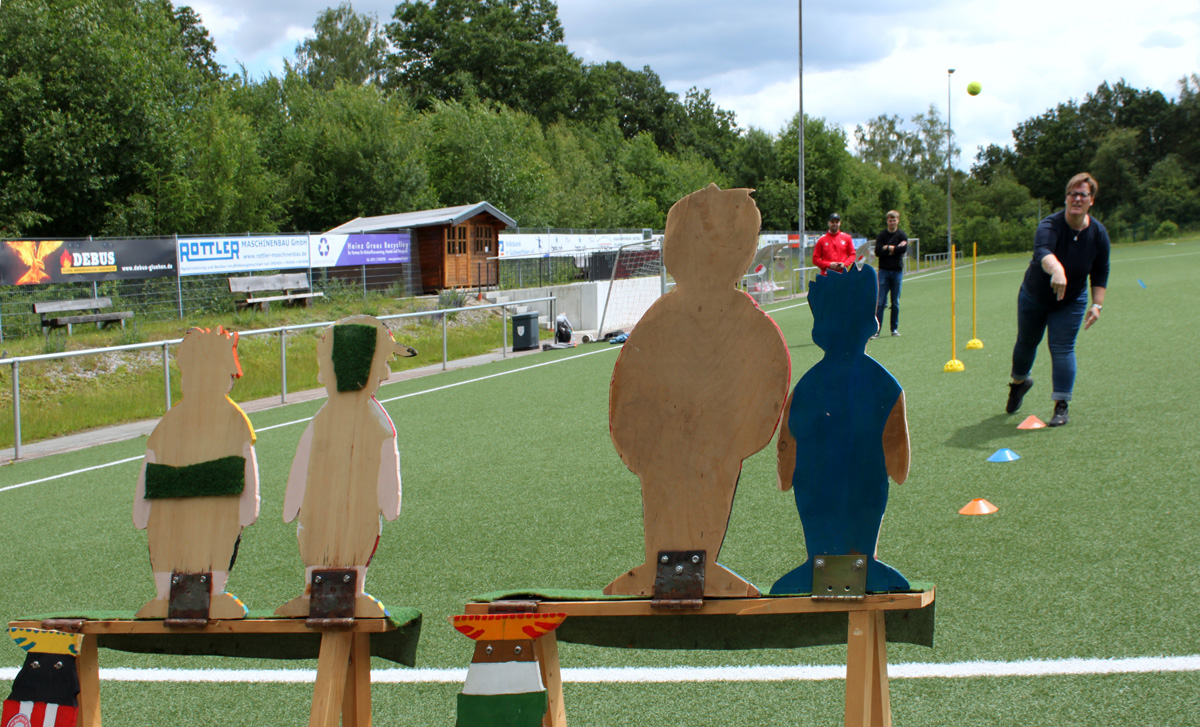 Melli beim Tennisballbiathlon