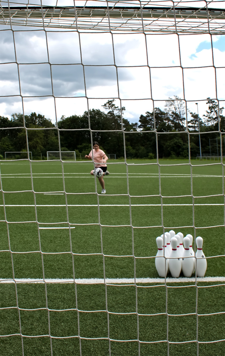 Mira beim Fußballkegeln