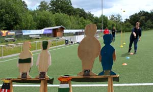 Melli beim Tennisballbiathlon