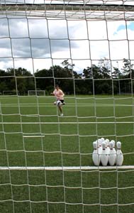 Mira beim Fußballkegeln